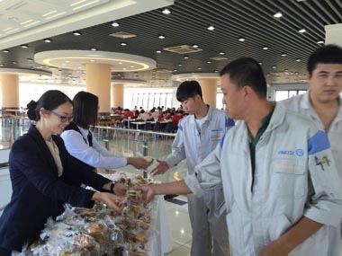 開業(yè)當(dāng)天，餐廳為甲方員工發(fā)放精美曲奇