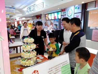 濟(jì)南銀座美食廣場向顧客贈(zèng)送蛋糕 濟(jì)南銀座美食廣場向顧客贈(zèng)送蛋糕