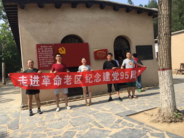 黨員們在西柏坡革命舊址合影