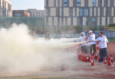 員工進行消防滅火演習(xí) 員工進行消防滅火演習(xí)