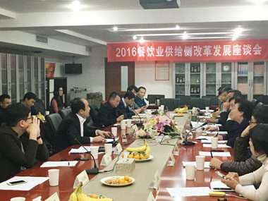 薦董與專家們進(jìn)行交流 薦董與專家們進(jìn)行交流