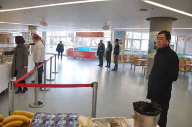 葛總在餐廳查看午餐準備情況