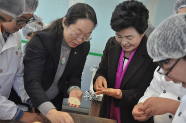 隋校長(zhǎng)、樸校長(zhǎng)與學(xué)生們一起包餃子