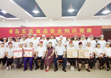 青島五區(qū)食品安全知識競賽合影 青島五區(qū)食品安全知識競賽合影