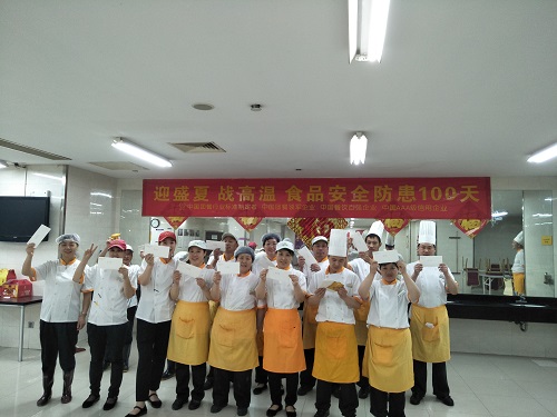 海爾洲際員工展示客戶發(fā)的表?yè)P(yáng)信
